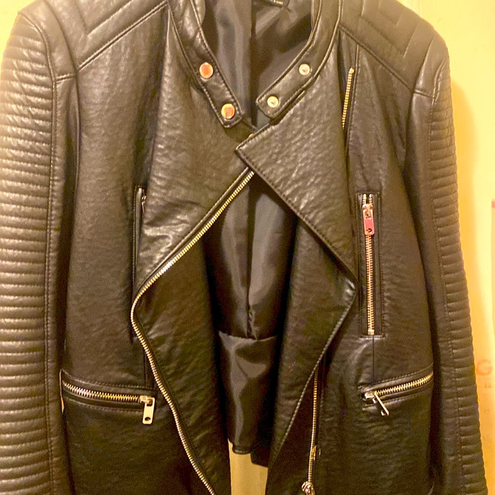 Zara jacket size medium leather jacket ,color black only wear once.